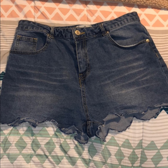 Love Tree Pants - Scalloped shorts Love Tree Pants - Scalloped shorts